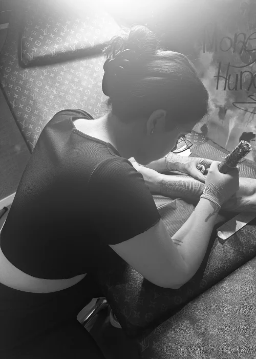 Leoni tattoo artist